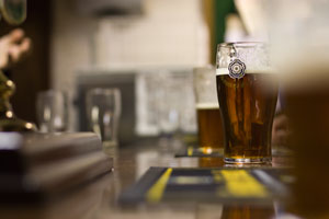 Holzbierfässer zur Abfüllung bereit in der Samuel Smith Brewery