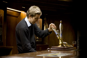 Der junge Samuel Smith beim Bierzapfen