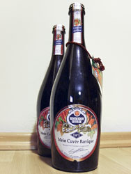 Das Schneider Weisse Tap X Mein Cuvée Barrique im Vergleich: Links die Flasche der Probeabfüllung, rechts die finale Fassung