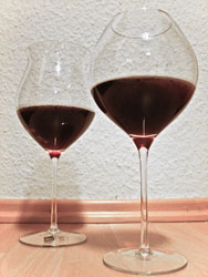 Das Schneider Weisse Tap X Mein Cuvée Barrique im Vergleich: Links das Glas mit der Probeabfüllung, rechts die finale Fassung