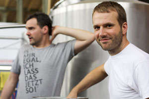 Flo beim Rühren der Maische