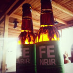 Zwei Flaschen Borg Fenrir Taðreyktur Sheep Shit Smoked IPA Nr. 26 im Sonnenschein