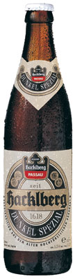 Das Bier Hacklberg Dunkel Spezial wird hier als Produktbild gezeigt.