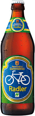 Das Bier Neumarkter Lammsbräu Radler wird hier als Produktbild gezeigt.