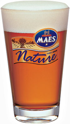Das Bier Maes Nature wird hier als Produktbild gezeigt.